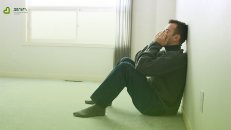 Мужчина закрыл лицо руками