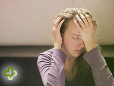 Девушка сидит сонная